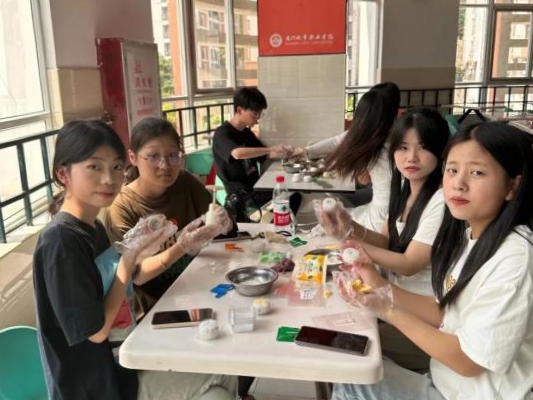 各民族学生同做月饼。厦门城市职业学院供图