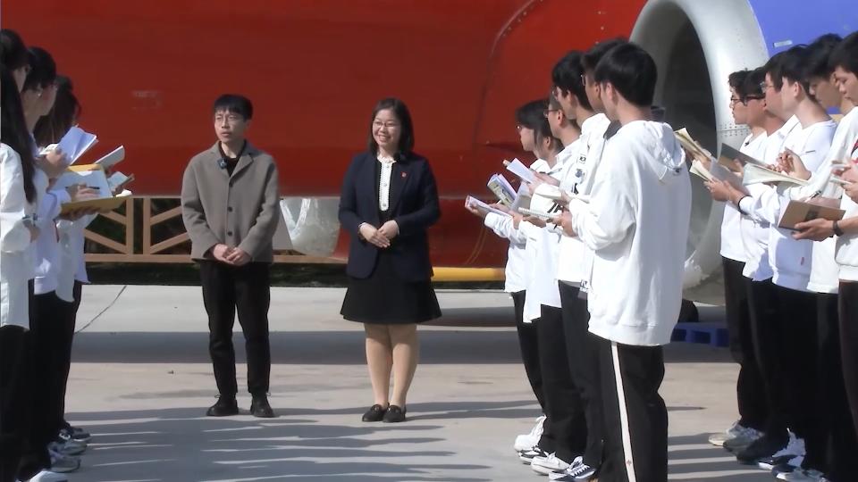 思政课教师与专业课教师在校内实训基地共上思政课。厦门城市职业学院供图