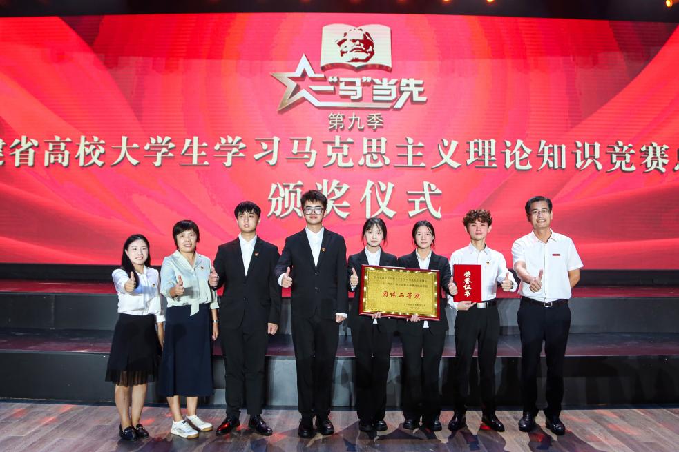 学生参加福建省第九季大学生学习马克思主义理论“一‘马’当先”知识竞赛。厦门城市职业学院供图